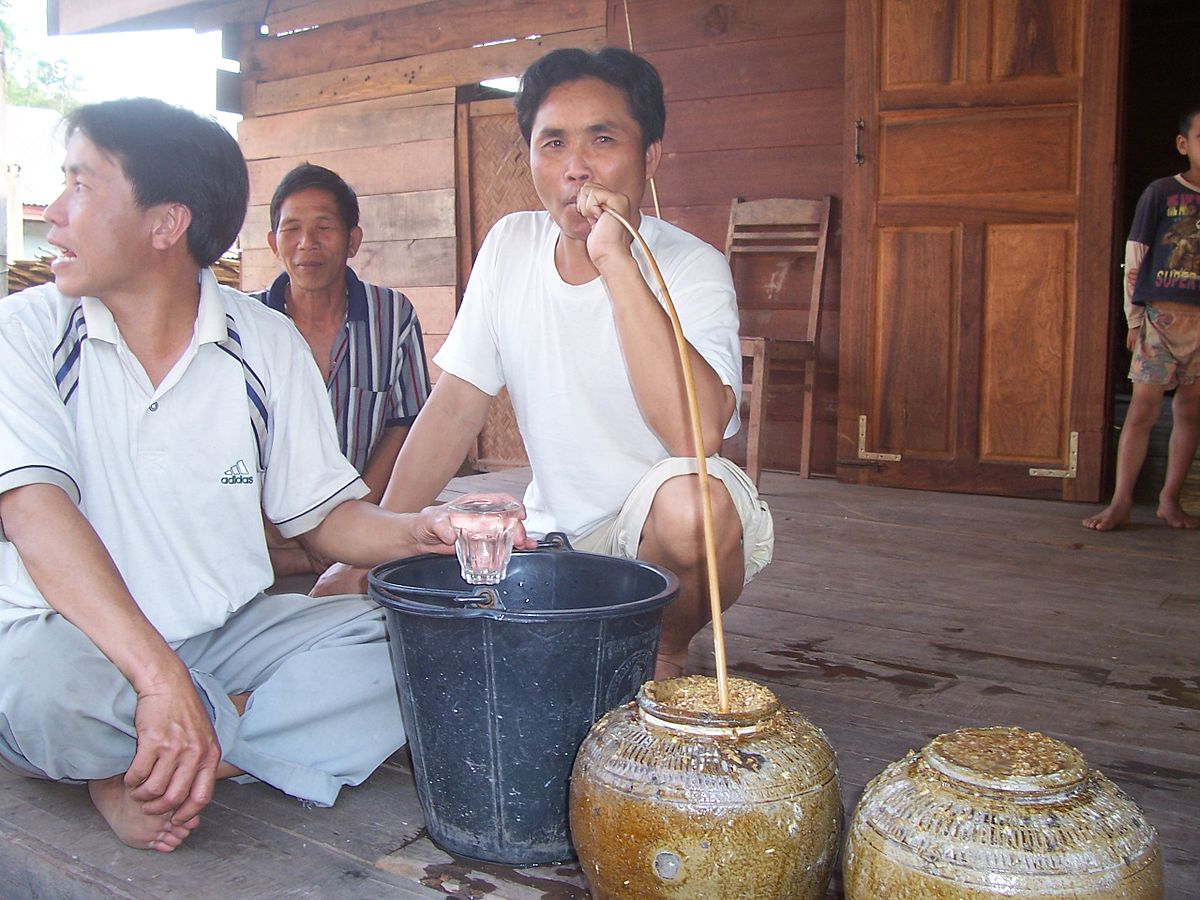 ラオハイ・プッカドン飲んでる様子
