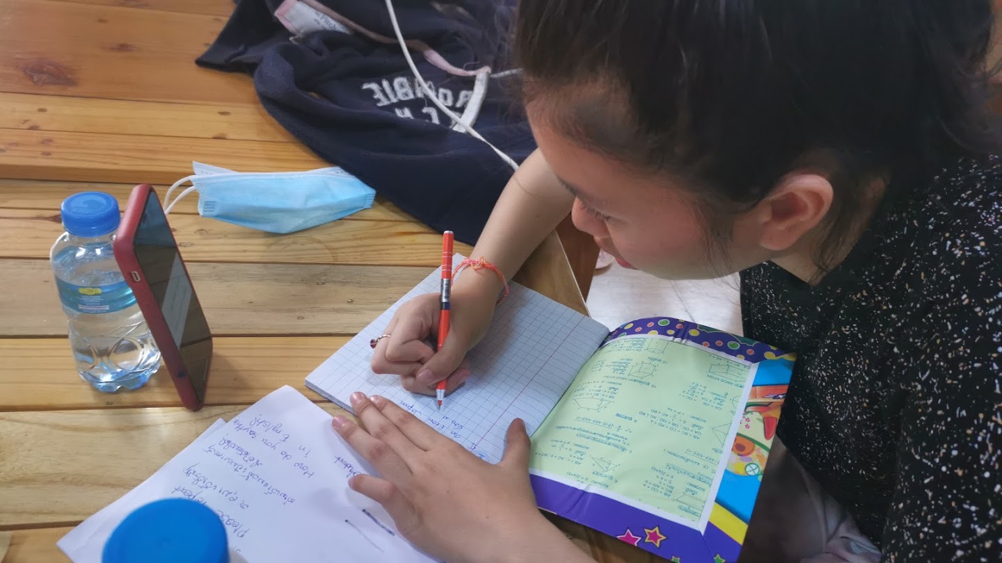 オンラインでWisaのスタッフから、英語を学んでいる様子