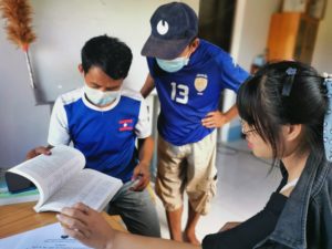 少数民族カム族の言葉-言語消滅を回避するために、オリジナルの辞書&テキスト作りも同時に行っています
