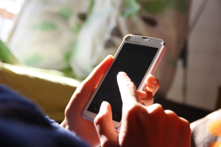 学校に行けない子どもの世界を、スマホやゲームが広げてくれた